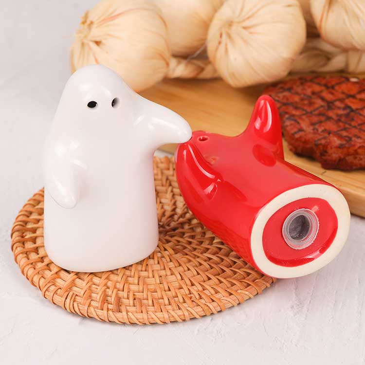 Hugging shakers, salt and pepper shakers, lovely ceramic couple set, white and red for gift and decor