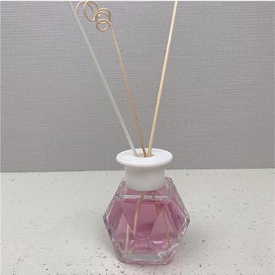 Factory direct 100ml crystal glass oil diffuser bottle with gold cap