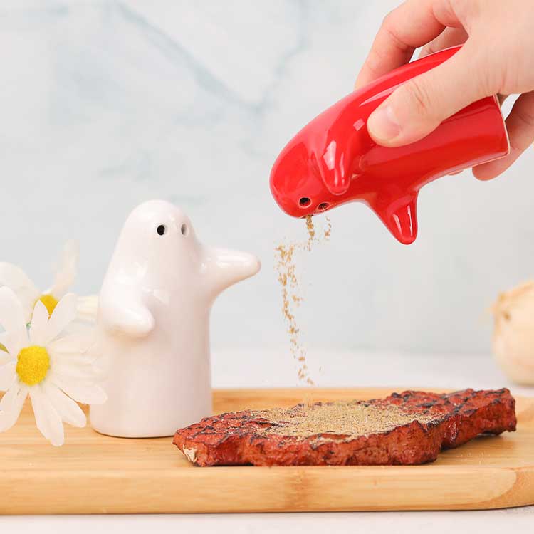 Hugging shakers, salt and pepper shakers, lovely ceramic couple set, white and red for gift and decor