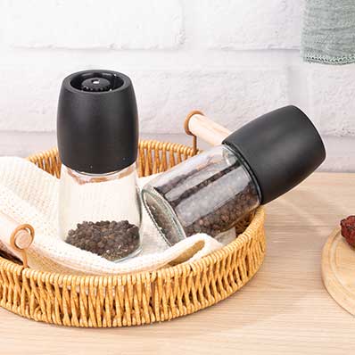 Refillable small 140ml glass salt and pepper grinders adjustable manual pepper mill for home and kitchen