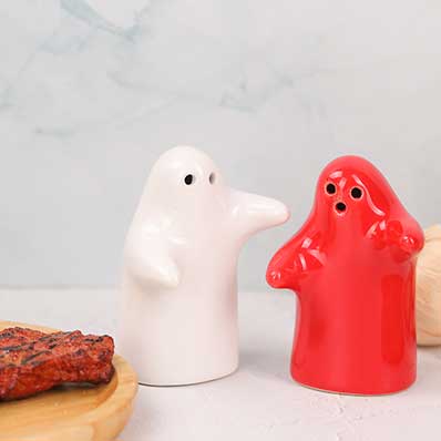 Hugging shakers, salt and pepper shakers, lovely ceramic couple set, white and red for gift and decor